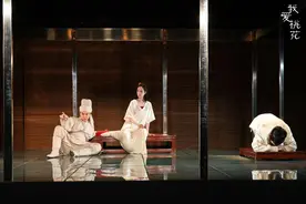 北京人艺经典《我爱桃花》再度上演，年轻演员对角色有新理解图片