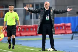 都是主帅、都用武磊、都要换人，差距咋那么大？穆斯卡特公开教学伊万科维奇！图片