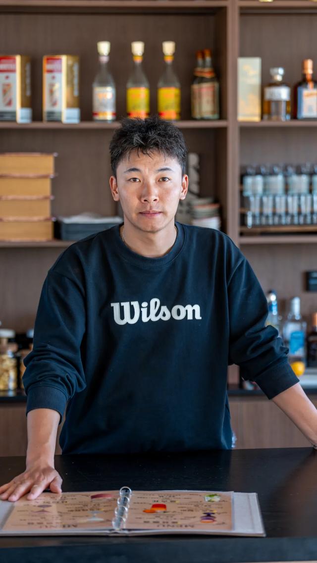 四川小伙花40万元在丽江建了个雪山红土网球场