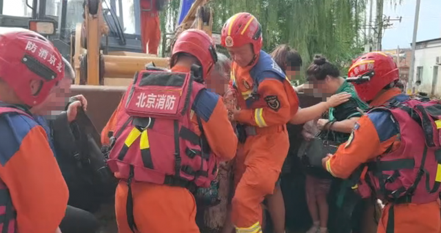 北京大兴消防从小区转移33名被困群众