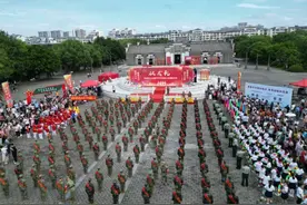 江西赣县区百余名新兵踏上征程奔赴军营图片