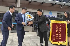 潮评丨见义勇为“顶”得住，“白车侠”诠释善良勇敢美德图片