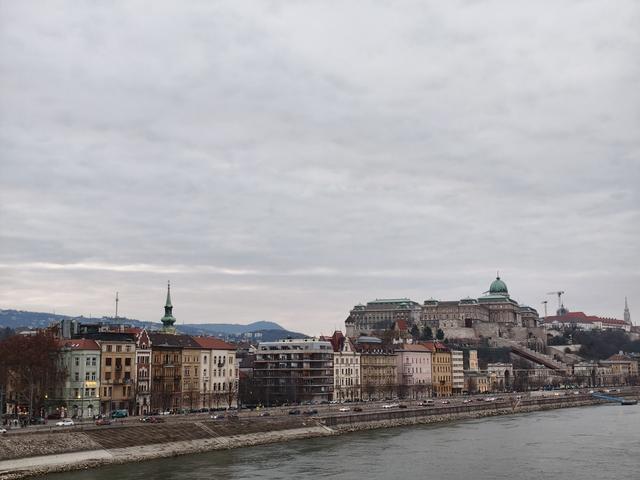 多瑙河畔，在布达静听城市的岁月回声