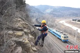 铁道线上的“蜘蛛侠” 春运路上的“太行扫山人”图片