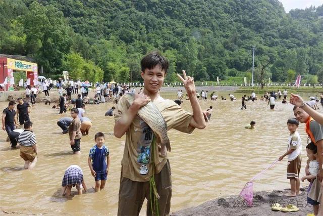 会泽雨碌大地缝：捞鱼抓鸭嗨翻天‖雨碌乡捞鱼狂欢节