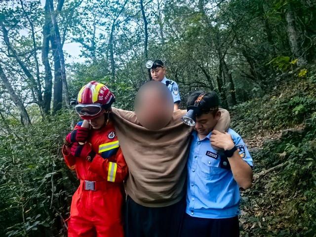 层林尽染云海翻浪 户外赏秋人气攀升：徒步先收这份保命指南