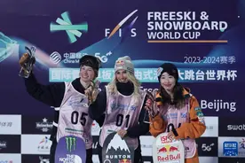 单板滑雪——大跳台世界杯：女子组决赛赛况图片