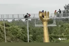 印尼玻璃桥突然碎裂，游客高空坠地死亡图片