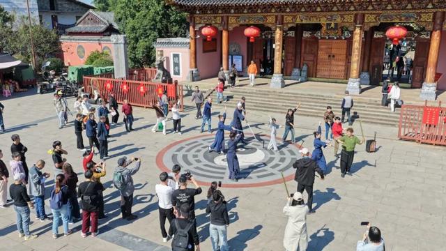 龙虎山“武学速成班”开课！青萍剑+八段锦 游客秒变“养生侠客”