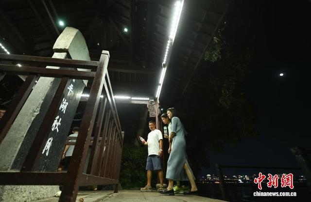 中秋明月照西湖 烂漫“月湖”醉游人