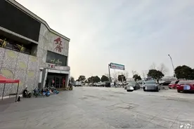 用玛莎拉蒂做奖品的套圈摊点已被撤 摊点工作人员：因场地到期且被部门叫停图片