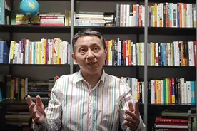 拄着双拐的他，计划完成3000场读书演讲图片