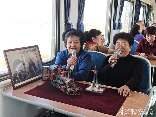 首趟夜游茶卡盐湖旅游列车开行