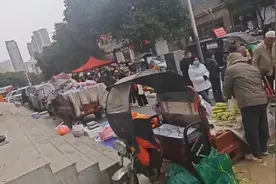 流动摊贩超时超区域经营  莲湖城管：加强监管及时处置图片