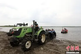 中俄两大界江进入35天禁渔期 渔船网具全上岸图片