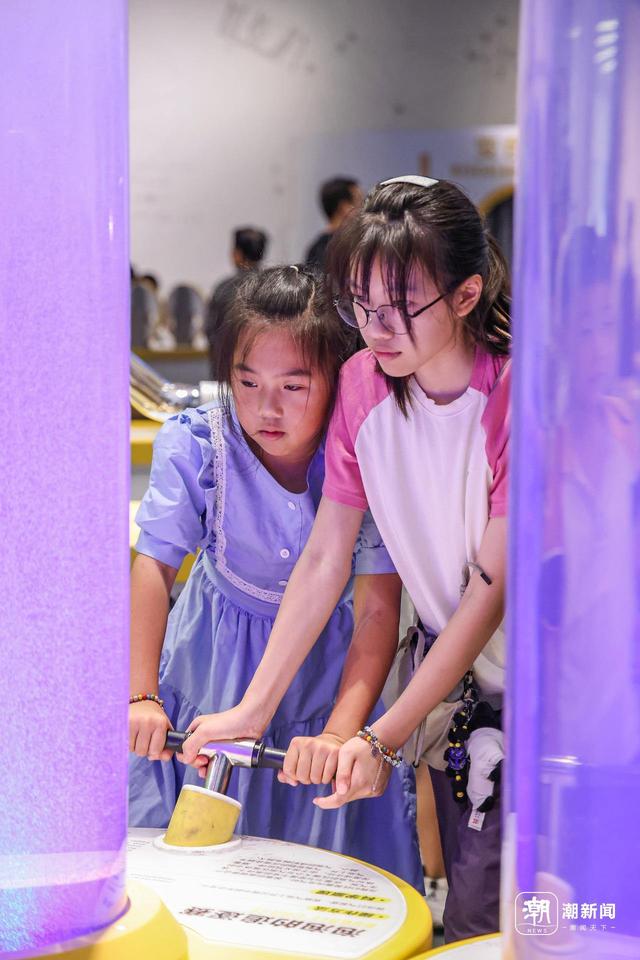 科普伴假期 带着VR眼镜与智能机器人对话