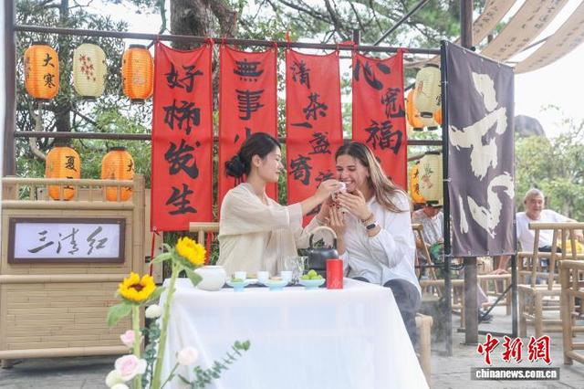 中外摄影师走进世界地质公园江西三清山 定格自然与人文之美