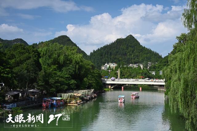 花溪河畔清凉惬意 吸引游客避暑休闲