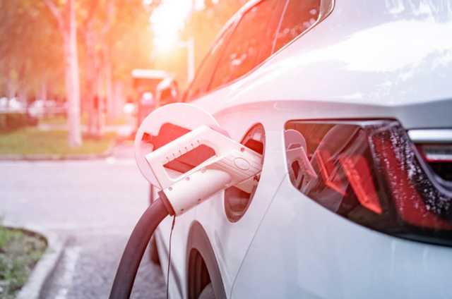 年轻人捡漏“烂尾车”	，售后风险不容忽视 | 新京报社论