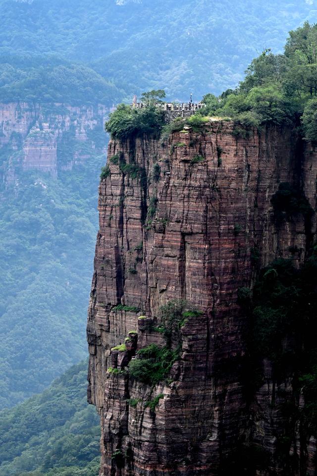 河南辉县：太行深处绝壁峡谷引游客