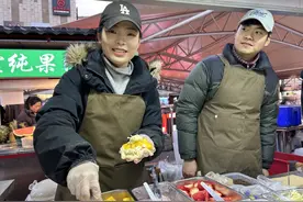 青岛故事｜济宁小伙为爱来青岛创业，小情侣夜市摆摊梦想“扎根”图片