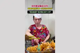 日均营业额近10万，淄博炒锅饼小哥一天炒近4000斤。“现在就是干，每天睡三四个小时”图片
