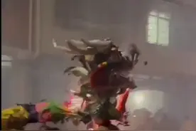 广西宾阳炮龙节一男子扯拽炮龙被群殴，当地政府称“涉事人员已被警方传唤”图片