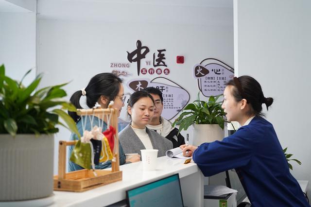 贵州岑巩：温泉“加料”中医药 康养旅游暖寒冬