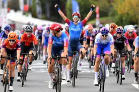 国内唯一女子世巡赛多日赛，环崇明岛女子自行车世巡赛鸣枪图片