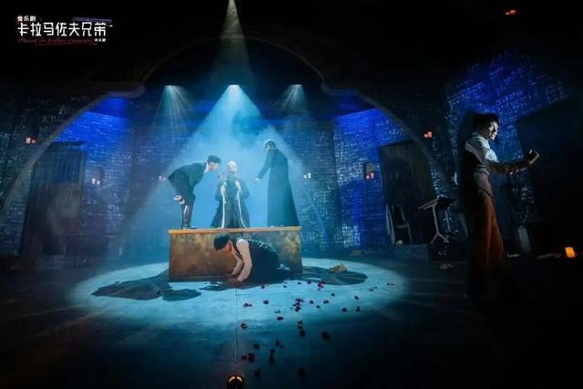 78万字《卡拉马佐夫兄弟》改编成音乐剧，只用5个角色？