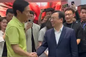 雷军和王传福在北京车展会面：感谢比亚迪帮助小米汽车图片