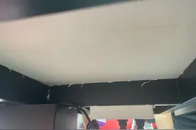 2岁半男童疑火锅店误食蟑螂药，店家承认桌背面抹药，市监局介入调查图片