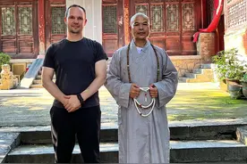 在西班牙教武术的少林弟子图片