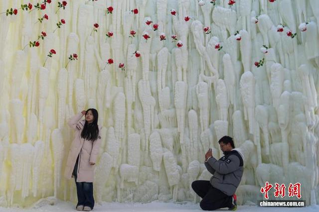 哈尔滨冰雪大世界“玫瑰冰瀑”吸引游客