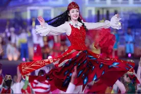 热搜爆了！春晚上的“迪丽热巴美疯”【看世界·新闻早知道】图片