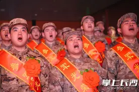 “像雷锋那样当兵”，长沙新兵热血启程赴军营图片
