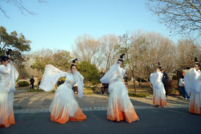 郑州绿博园开启“白+黑”畅玩模式