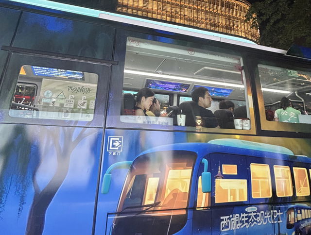刚刚，正式回归！西湖边，一大群人瞬间尖叫！感觉回来了......