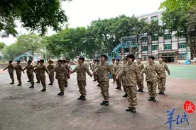 英姿飒爽！广州38名女兵即日启程赴军营图片