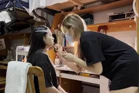 帮同学化妆最高日入近千？浙江大二女生冲上热搜图片