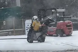 “送餐超时，还收到‘打赏’”……外卖小哥风雪中送餐收获温暖图片
