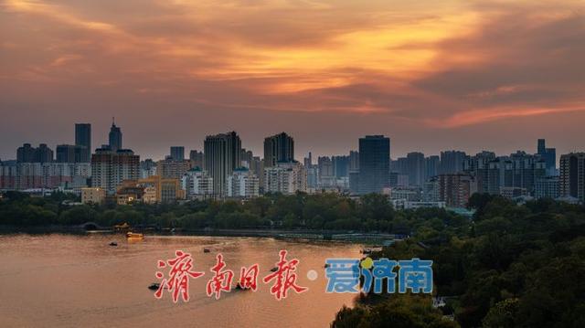 一年四季 泉在济南丨大明湖暮色浸染，定格泉城浪漫