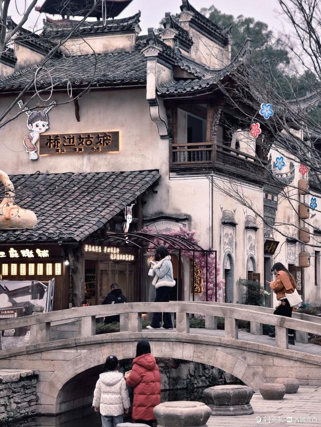 江西婺源弦高古城，游客徜徉其中