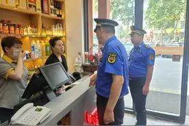 卧龙区城市管理执法大队：宣传餐厨垃圾管理办法 助力餐饮企业规范运营图片