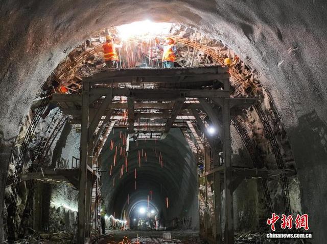 瑞梅铁路首座超5公里长大隧道实现贯通