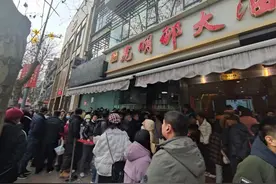 春节餐饮“大爆单”：餐厅排队百余米，茶饮排单500杯丨消费跃龙门图片