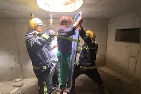 老人遛弯儿时不慎坠入污水井，丰台消防紧急救援图片