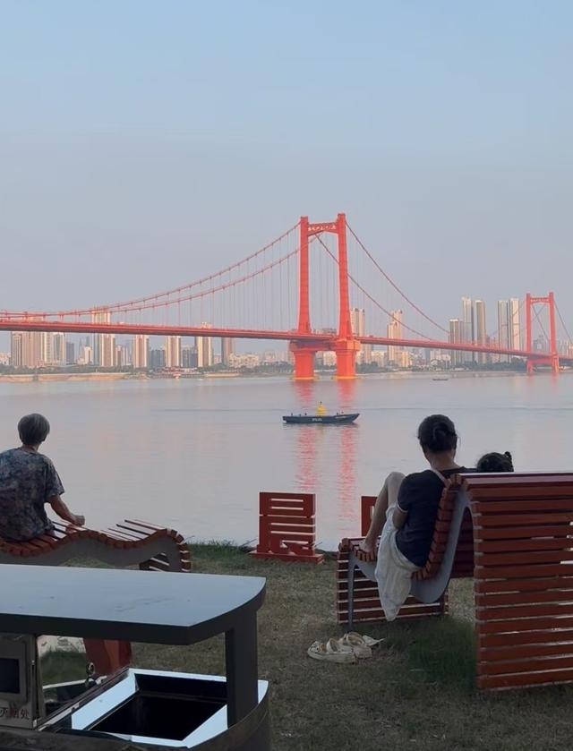 “可以躺着看江景”，武汉长江沿岸上新一系列观景座椅，有躺椅和吧台，能看日落、听浪声