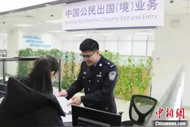 安徽合肥发出首张“全程网办”出入境证件图片