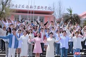 原创校园歌曲《逐梦青春》首发，师生共同演绎唱出新时代青春之歌图片